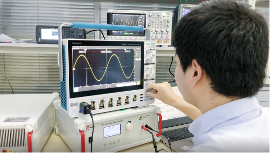 科学实验中一般用什么放大器放大超声波？